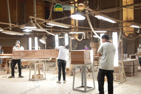 Đội ngũ nhân viên tại nhà máy áo quan hiện đại Đồng Sơn