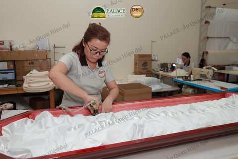 Đội ngũ nhân viên tại nhà máy áo quan hiện đại Đồng Sơn