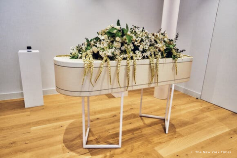 Chiếc áo quan mang đường cong mềm mại với màu sơn pastel dịu mắt tại Exit Here