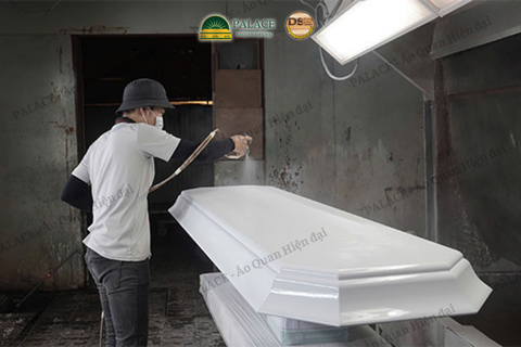 Quá trình sơn Lacquer tại nhà máy áo quan hiện đại Đồng Sơn