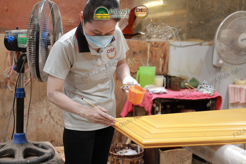 Quá trình sơn Lacquer tại nhà máy áo quan hiện đại Đồng Sơn