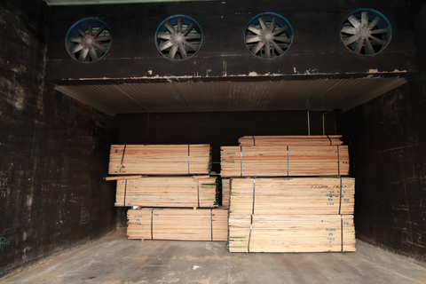 Gỗ trong lò sấy hơi nước